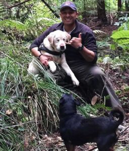 Un homme sauve un chien aveugle perdu dans les bois pendant une semaine 6 Un pompier sauve un chien aveugle