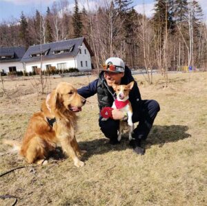 Un chien héros conduit son père humain dans un trou où un chien perdu a été piégé 11 Gucio et Diego