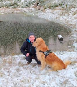 Un chien héros conduit son père humain dans un trou où un chien perdu a été piégé 4 Gucio et propriétaire