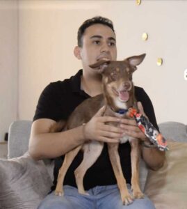 Vidéo: La famille n'arrive pas à croire que leur chien perdu est de retour à la maison 4 Steven Beltran et Brownie