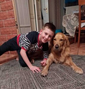 Un chien héros conduit son père humain dans un trou où un chien perdu a été piégé 9 chien héros prend propriétaire